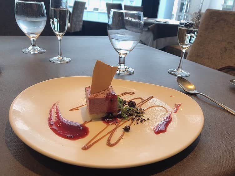 MAIさんのインスタグラム写真 - (MAIInstagram)「何もない日に贅沢、、、  サーモン、オマール海老、 ポーク... また食べたい🥺 #camera #coupeモデル  #東京サロンモデル  #ポートレート #ランチ #銀座ランチ #lunch #ロングヘア #ゆるまき  #センターパート #おしゃれ髪 #ダークブラウン　 #黒髪 #暗色 #艶髪 #かきあげ前髪  #黒ワンピ #艶肌  #作品撮り  #イルピノーロ銀座  #社会人 #銀座 #新橋 #サロモ #サロンモデル  #撮影依頼募集中」10月22日 22時31分 - maimaiphotogram