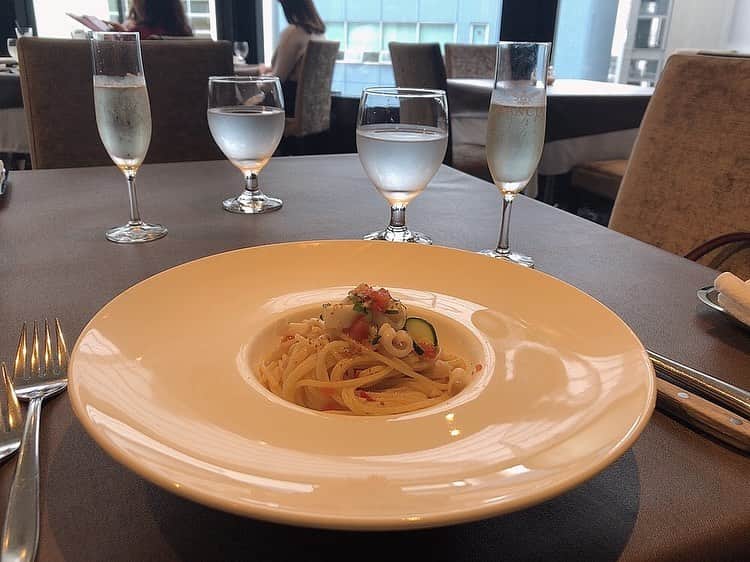 MAIさんのインスタグラム写真 - (MAIInstagram)「何もない日に贅沢、、、  サーモン、オマール海老、 ポーク... また食べたい🥺 #camera #coupeモデル  #東京サロンモデル  #ポートレート #ランチ #銀座ランチ #lunch #ロングヘア #ゆるまき  #センターパート #おしゃれ髪 #ダークブラウン　 #黒髪 #暗色 #艶髪 #かきあげ前髪  #黒ワンピ #艶肌  #作品撮り  #イルピノーロ銀座  #社会人 #銀座 #新橋 #サロモ #サロンモデル  #撮影依頼募集中」10月22日 22時31分 - maimaiphotogram