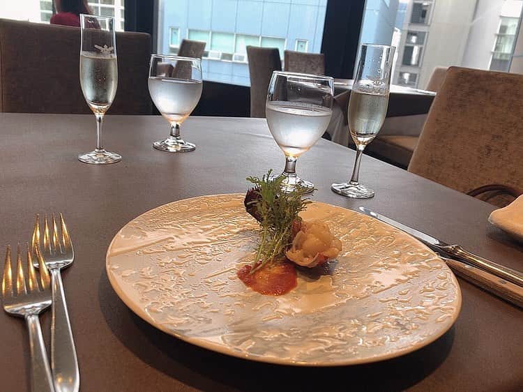 MAIさんのインスタグラム写真 - (MAIInstagram)「何もない日に贅沢、、、  サーモン、オマール海老、 ポーク... また食べたい🥺 #camera #coupeモデル  #東京サロンモデル  #ポートレート #ランチ #銀座ランチ #lunch #ロングヘア #ゆるまき  #センターパート #おしゃれ髪 #ダークブラウン　 #黒髪 #暗色 #艶髪 #かきあげ前髪  #黒ワンピ #艶肌  #作品撮り  #イルピノーロ銀座  #社会人 #銀座 #新橋 #サロモ #サロンモデル  #撮影依頼募集中」10月22日 22時31分 - maimaiphotogram