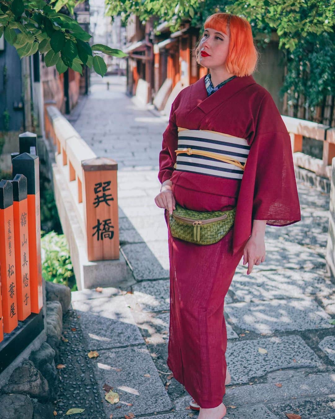 Anji SALZさんのインスタグラム写真 - (Anji SALZInstagram)「着物に合うバッグってなんでしょう？ハンドバッグに落ち着くことが多いのですが、ずっと持ってるって不便なこともありますよね。😪 ちょっと前に京都へ行ったのですが、その時のお供は、京の趣きに溢れたお抹茶色 💚@robita_bag のウエストポーチ兼ショルダーバッグです。「意外」と思う方もいらっしゃいますが、帯や襟を邪魔しないウエストポーチって着物に完璧に合っちゃうのでは？（しかも妊娠中のお腹でも大丈夫でした）スポーティなイメージのあるウエストポーチでも、こんなお洒落なデザインなら、着物と合うと思いませんか？ もちろん、柔らかな本皮作り！  When wearing kimono, there usually aren't many choices of bags that go well with the outfit. Usually I end up grabbing a top handle bag, however it sometimes does get annoying to always carry it in your hands. 😆🤷🏻‍♀️ At my recent visit to Kyoto a few weeks back, @robita_bag 's woven leather waist & shoulder bag was a perfect companion! 👘🥰😱 Hands free travelling in style with it either strapped below my growing pregnancy belly (not messing with the collars or obi too!) or worn across the chest, I was soo comfy and had all my essentials right there without anything weighing me down!  What do you think? Waist bag with casual kimono - yay or nay? 🙈💘🙌🏻  https://robita-online.com #robita #kimono #japanesekimono」10月22日 22時31分 - salztokyo