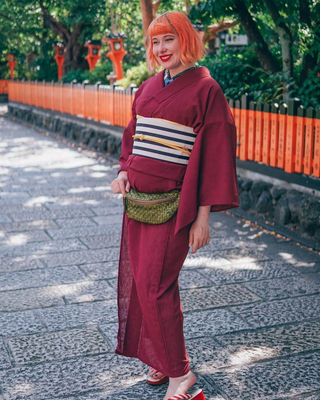 Anji SALZさんのインスタグラム写真 - (Anji SALZInstagram)「着物に合うバッグってなんでしょう？ハンドバッグに落ち着くことが多いのですが、ずっと持ってるって不便なこともありますよね。😪 ちょっと前に京都へ行ったのですが、その時のお供は、京の趣きに溢れたお抹茶色 💚@robita_bag のウエストポーチ兼ショルダーバッグです。「意外」と思う方もいらっしゃいますが、帯や襟を邪魔しないウエストポーチって着物に完璧に合っちゃうのでは？（しかも妊娠中のお腹でも大丈夫でした）スポーティなイメージのあるウエストポーチでも、こんなお洒落なデザインなら、着物と合うと思いませんか？ もちろん、柔らかな本皮作り！  When wearing kimono, there usually aren't many choices of bags that go well with the outfit. Usually I end up grabbing a top handle bag, however it sometimes does get annoying to always carry it in your hands. 😆🤷🏻‍♀️ At my recent visit to Kyoto a few weeks back, @robita_bag 's woven leather waist & shoulder bag was a perfect companion! 👘🥰😱 Hands free travelling in style with it either strapped below my growing pregnancy belly (not messing with the collars or obi too!) or worn across the chest, I was soo comfy and had all my essentials right there without anything weighing me down!  What do you think? Waist bag with casual kimono - yay or nay? 🙈💘🙌🏻  https://robita-online.com #robita #kimono #japanesekimono」10月22日 22時31分 - salztokyo