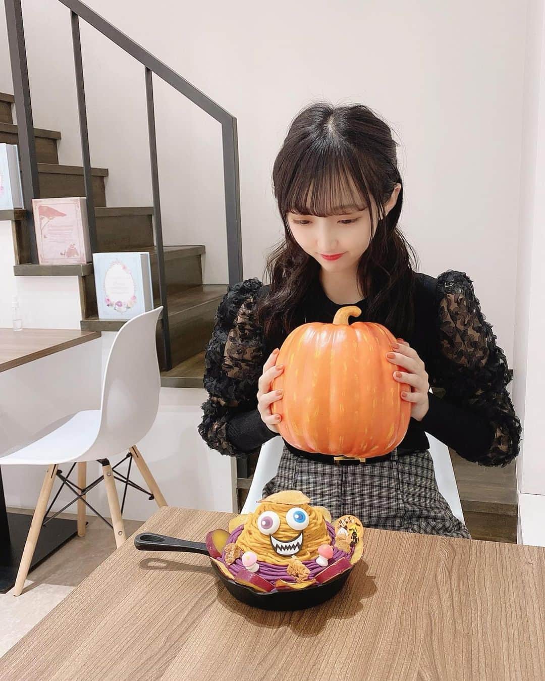 星野麻里愛さんのインスタグラム写真 - (星野麻里愛Instagram)「もうすぐハロウィンだね♡ めちゃくちゃ可愛いモンブランに 出会いました🎃❤️  #名古屋カフェ#名古屋グルメ #名古屋かふぇ #パンプキン#かぼちゃ #かぼちゃスイーツ #モンブラン #モンブランパフェ #パンプキンケーキ #紫芋スイーツ #紫芋モンブラン #かぼちゃモンブラン #アマンダ#スイーツギャラリーアマンダ」10月22日 22時32分 - maria.pink28