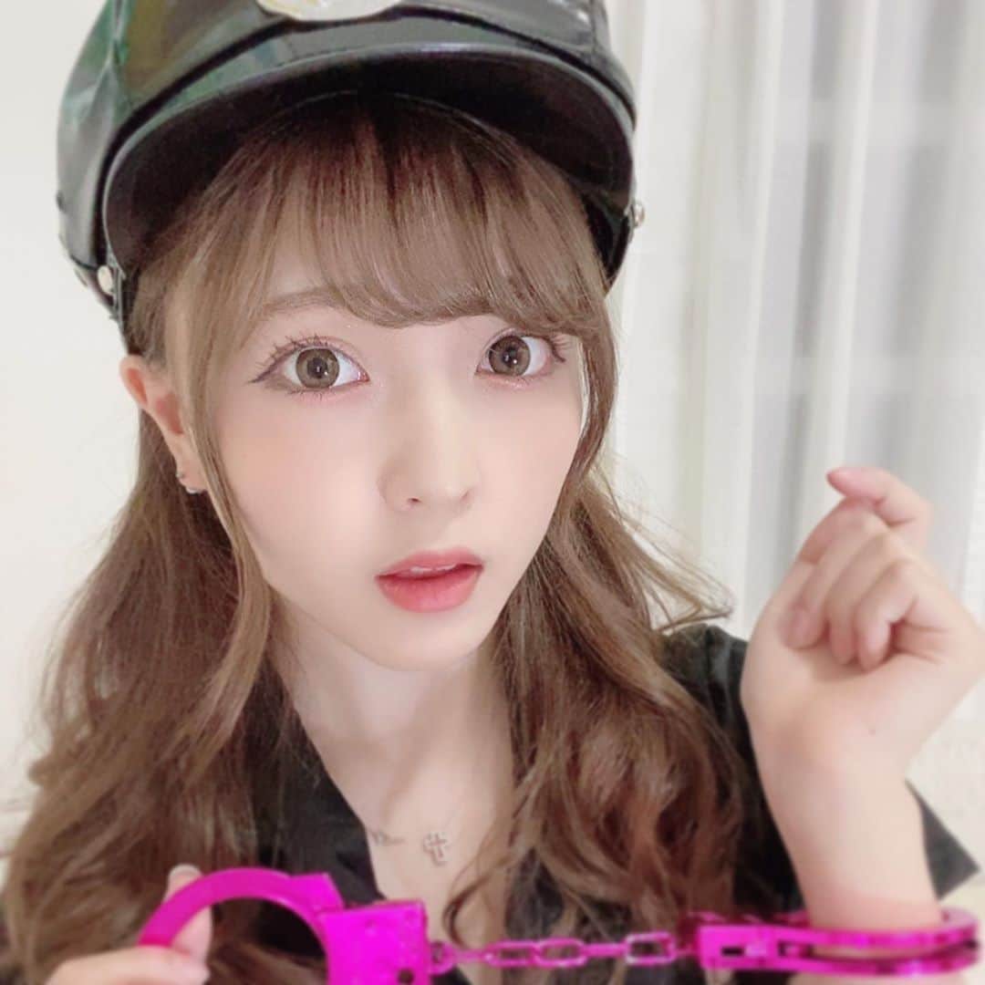のインスタグラム：「👮🏻‍♀️ﾎﾟﾘｽ👮🏻‍♂️   #ハロウィン#コスプレ#ハロウィンコスプレ#Halloween#HAPPYHALLOWEEN#ハロウィン仮装 #ポリスコスプレ#ミニスカポリス#halloweencostume #halloweenmakeup  #instagood #instalike #instagram #japanesegirl #gravure#photography #flowers #fff #셀카#뷰티스타그램#셀카그램#좋아요#팔로우 #粉我」