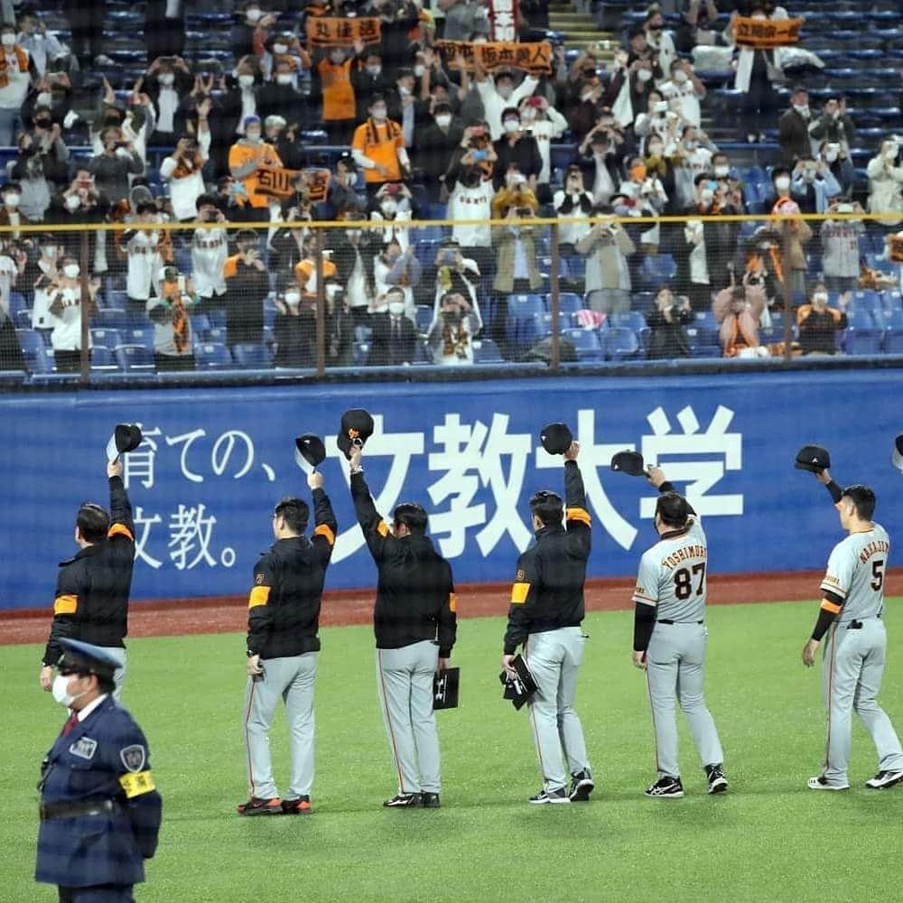 読売巨人軍さんのインスタグラム写真 - (読売巨人軍Instagram)「今季 #神宮球場 最終戦🏟 これまで、神宮球場へ応援に来てくださったファンの皆様‼️ありがとうございました🙇‍♂️ 今後の試合も全力で戦い、リーグ優勝・日本一を目指します🔥引き続き、温かいご声援よろしくお願いいたします‼️ #岡本和真 選手 #坂本勇人 選手 #松原聖弥 選手 #サンチェス 投手 #原辰徳 監督 #元木大介 ヘッドコーチ #宮本和知 投手チーフコーチ #withfans  #ホームラン #神宮球場 #巨人  #ジャイアンツ  #読売ジャイアンツ #giants  #プロ野球  #野球 #tokyo」10月22日 22時43分 - yomiuri.giants