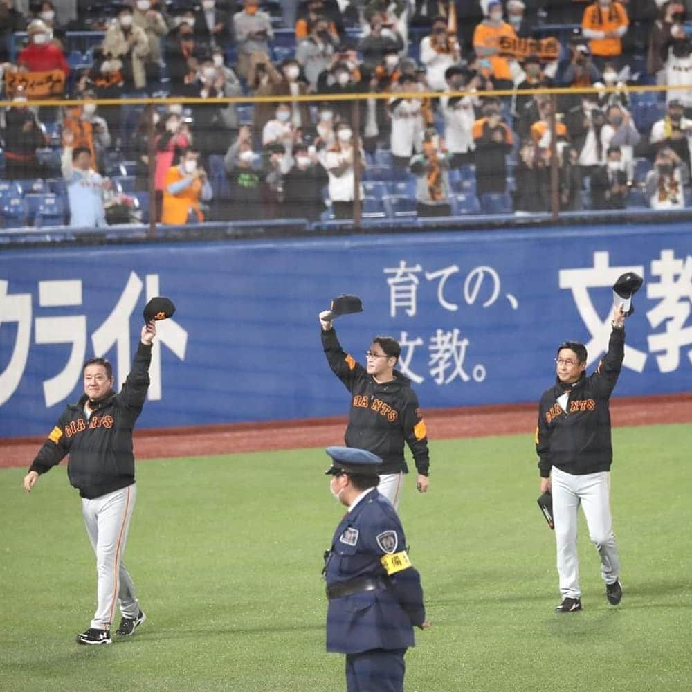 読売巨人軍さんのインスタグラム写真 - (読売巨人軍Instagram)「今季 #神宮球場 最終戦🏟 これまで、神宮球場へ応援に来てくださったファンの皆様‼️ありがとうございました🙇‍♂️ 今後の試合も全力で戦い、リーグ優勝・日本一を目指します🔥引き続き、温かいご声援よろしくお願いいたします‼️ #岡本和真 選手 #坂本勇人 選手 #松原聖弥 選手 #サンチェス 投手 #原辰徳 監督 #元木大介 ヘッドコーチ #宮本和知 投手チーフコーチ #withfans  #ホームラン #神宮球場 #巨人  #ジャイアンツ  #読売ジャイアンツ #giants  #プロ野球  #野球 #tokyo」10月22日 22時43分 - yomiuri.giants