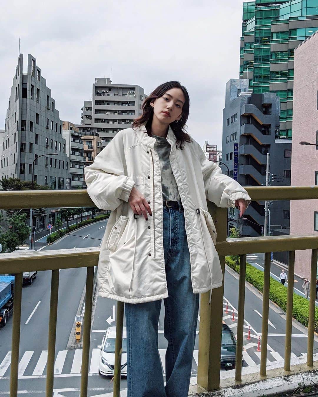 Shiho Sasakiのインスタグラム：「皆さん今年のアウターは何をゲットしたかな？  ライトカラーのアウターって持ってなかったから今年は挑戦してみようかな✌️ フィッシュテールパーカーのホワイトって 古着とかで探しても意外と見つからないので気になってた🤍 中綿も入っていて、オーバーサイズ だから ニットもすんなり着れちゃうよ✨ #MOUSSY#MOUSSYSNAP#MOUSSYJEANS」