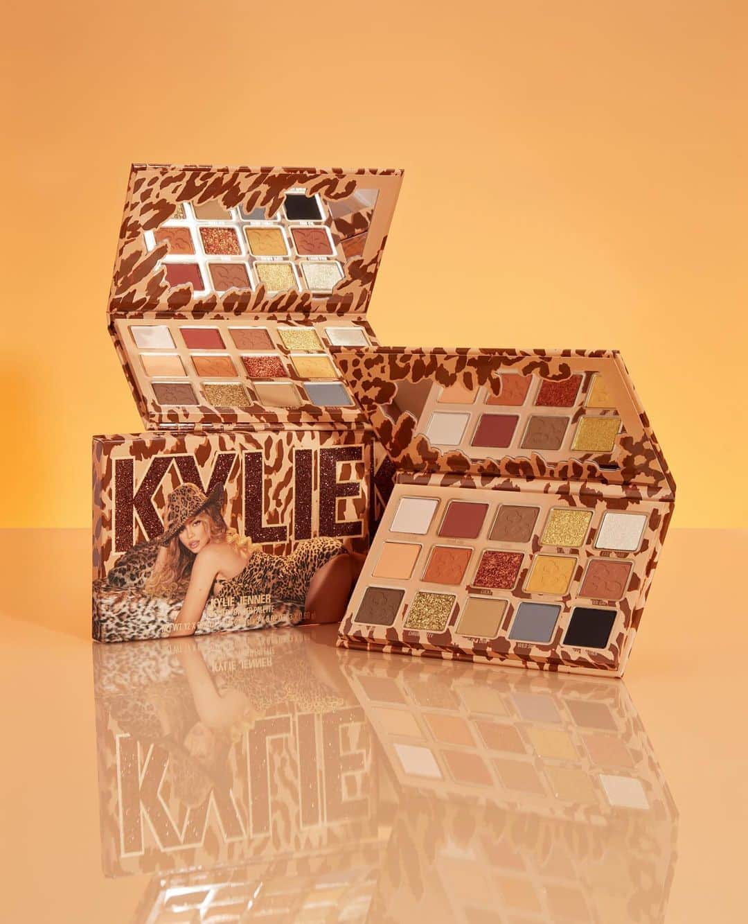 Kylie Cosmeticsさんのインスタグラム写真 - (Kylie CosmeticsInstagram)「meet your new favorite fall palette 😍 these gorgeous mattes, satins and shimmers make it so easy to create a multitude of both cool and warmed toned looks! ✨🤎launching 10/26⁠⠀」10月22日 22時37分 - kyliecosmetics