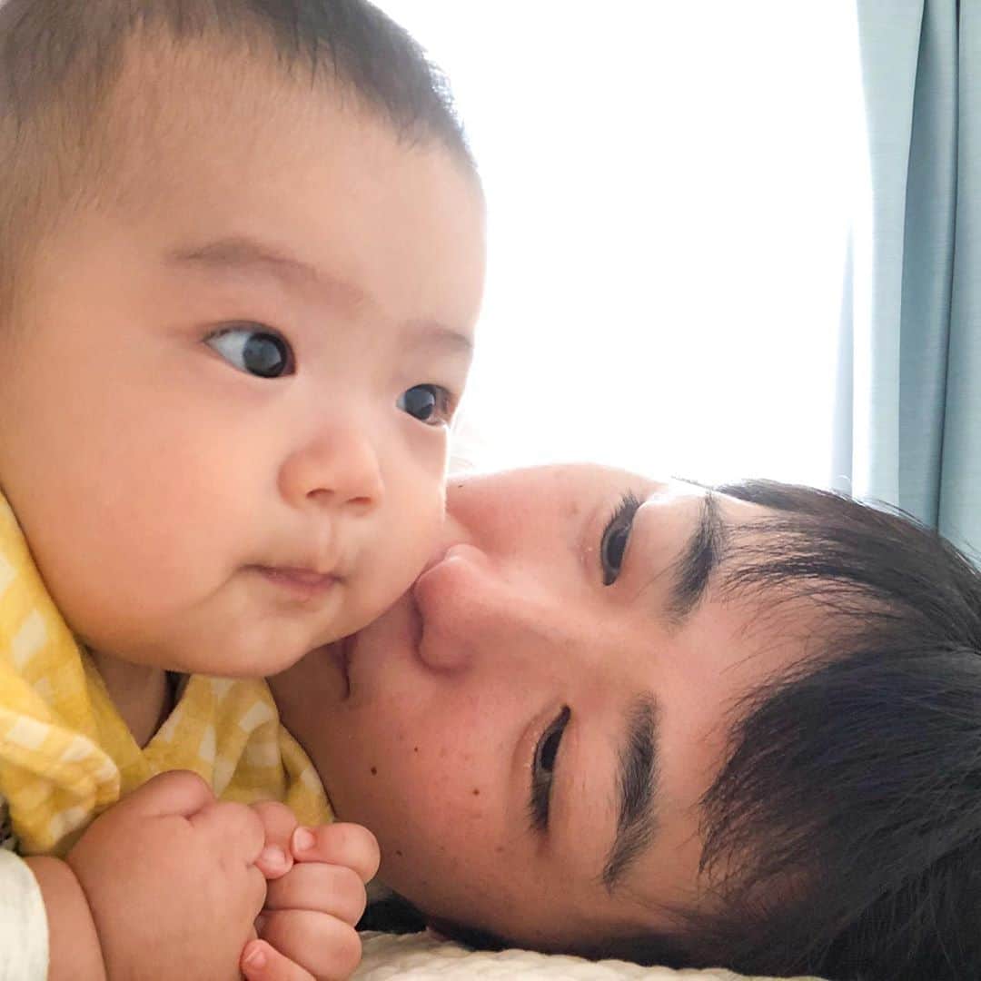 馬渕史香のインスタグラム：「昼間はどれだけ泣いてても、泣き顔さえかわいい🥰なんて思うけど、 夜になると、なんで泣き止まへんの😫って思ってしまう  それが体内時計ってやつやとは思うけど、泣き止まへん息子にイラってしてしまった自分がとてもショックで落ち込みました  そんなのが一度あってからは、息子もがんばってるんだって思うようにしたら、イラっは回避できるようになってた😊  それからしばらくして、寝かしつけで抱っこするのをやめて、それで寝てくれるようになってからは、ほぼ思わなくなってる  日々、想像を越える成長をしてる息子と共に、自分自身も日々成長させられてる🌱 こどもってほんと不思議  #あしざわ家 #赤ちゃんのいる生活 #ずぼら主婦 #ゼクシィbabyママ隊 #令和2年生まれ #5月生まれ #男の子ベビー #令和ベビー #babyboy #2020baby #ゼクシィbaby #ベビーグラム #ベビフル #コズレ #ままのて  #REANモデル 4ヶ月 / 男の子 / 70size @picco_1471 #piccolce_knits_モニターモデル募集」