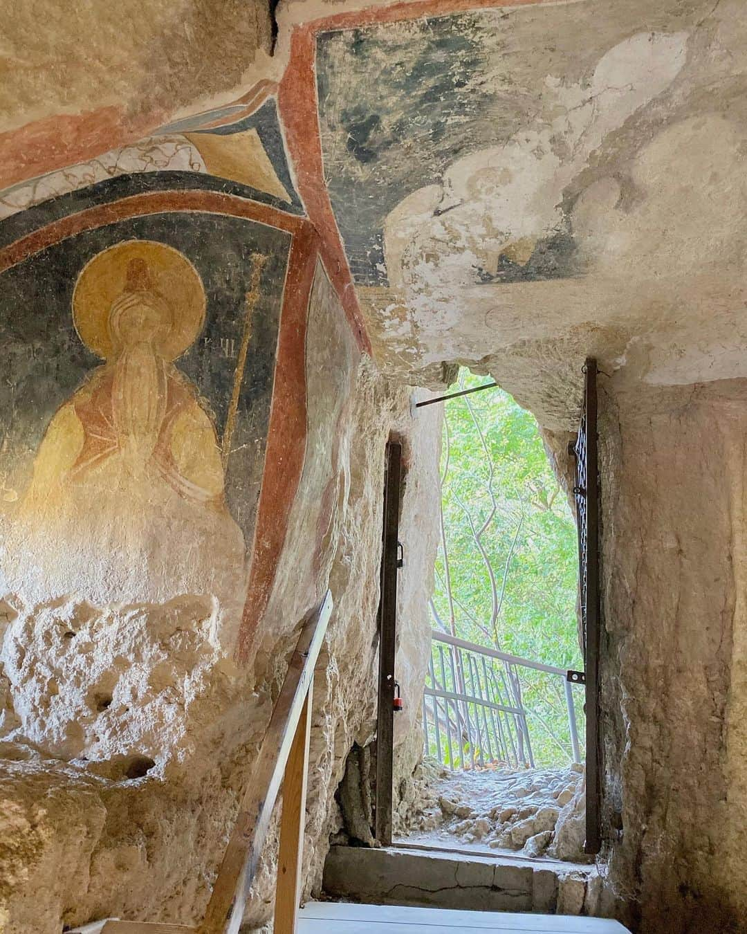 Laraさんのインスタグラム写真 - (LaraInstagram)「Bulgaria✨ This is a fresco painted 800 years ago! #worldheritage  . . 今年で800年イヴァノヴァ岩窟教会 #世界遺産　 #2019年」10月22日 22時37分 - fa_la_lara