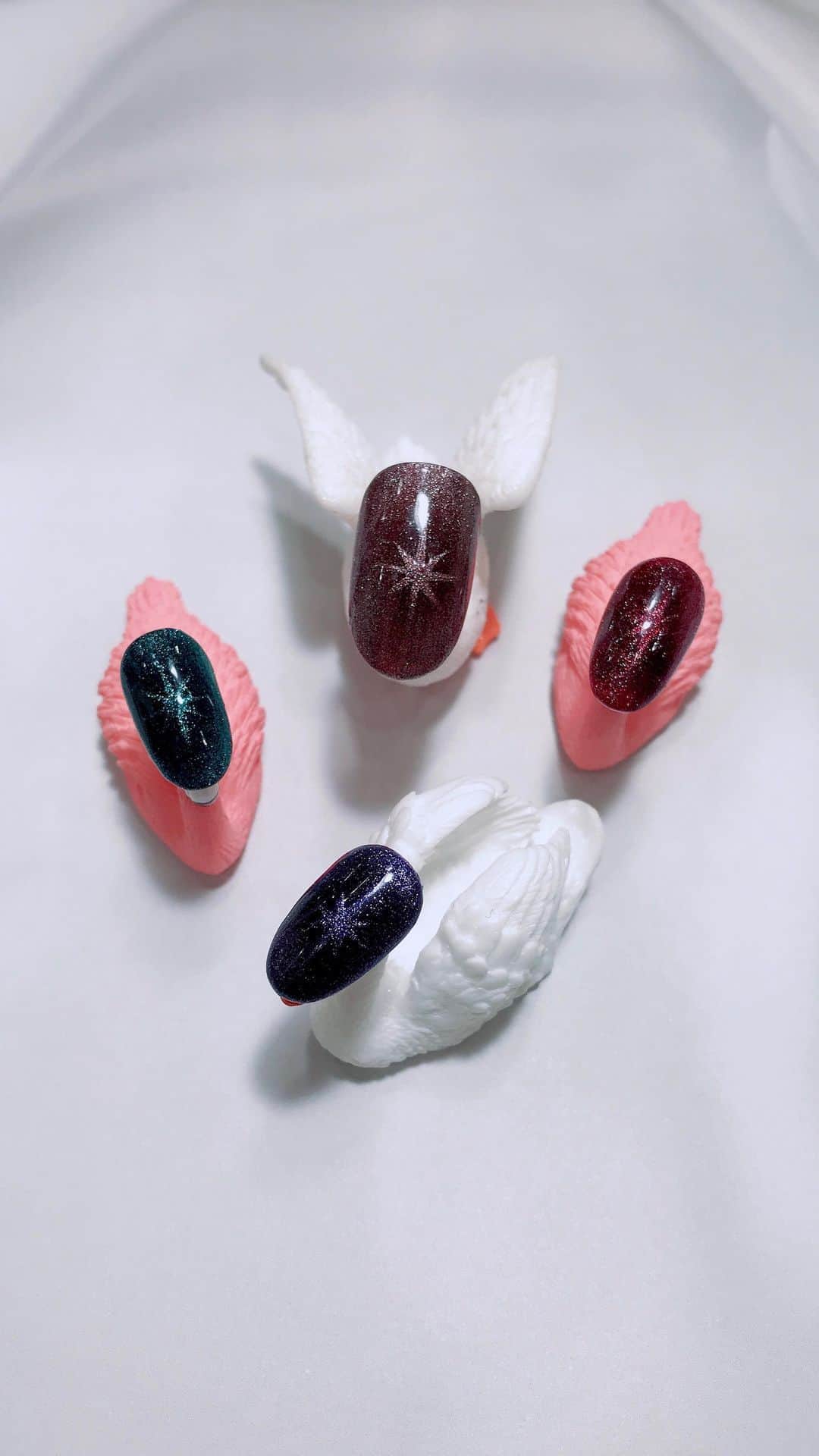 なかやまちえこのインスタグラム：「きまぐれキャット　Cat’sEyeを使って模様を作ります✨⠀ ⠀ I use magnetic nails✨⠀ ⠀ #nail #nails #nailart #ネイル #美甲 #ネイルアート  #japanesenailart #manucure #japanesenails #manicurist #gelnails #أظافر #네일아트 #미용 #vẽmóng #ngườiđẹp  #เพ้นท์เล็บ #искусствоногтя #artedeuñas #เพ้นท์เล็บเจล #ジェルネイルデザイン #ネイルデザイン #senikuku #nagelkunst #マグネットネイル #マグネットジェル #magneticnails」