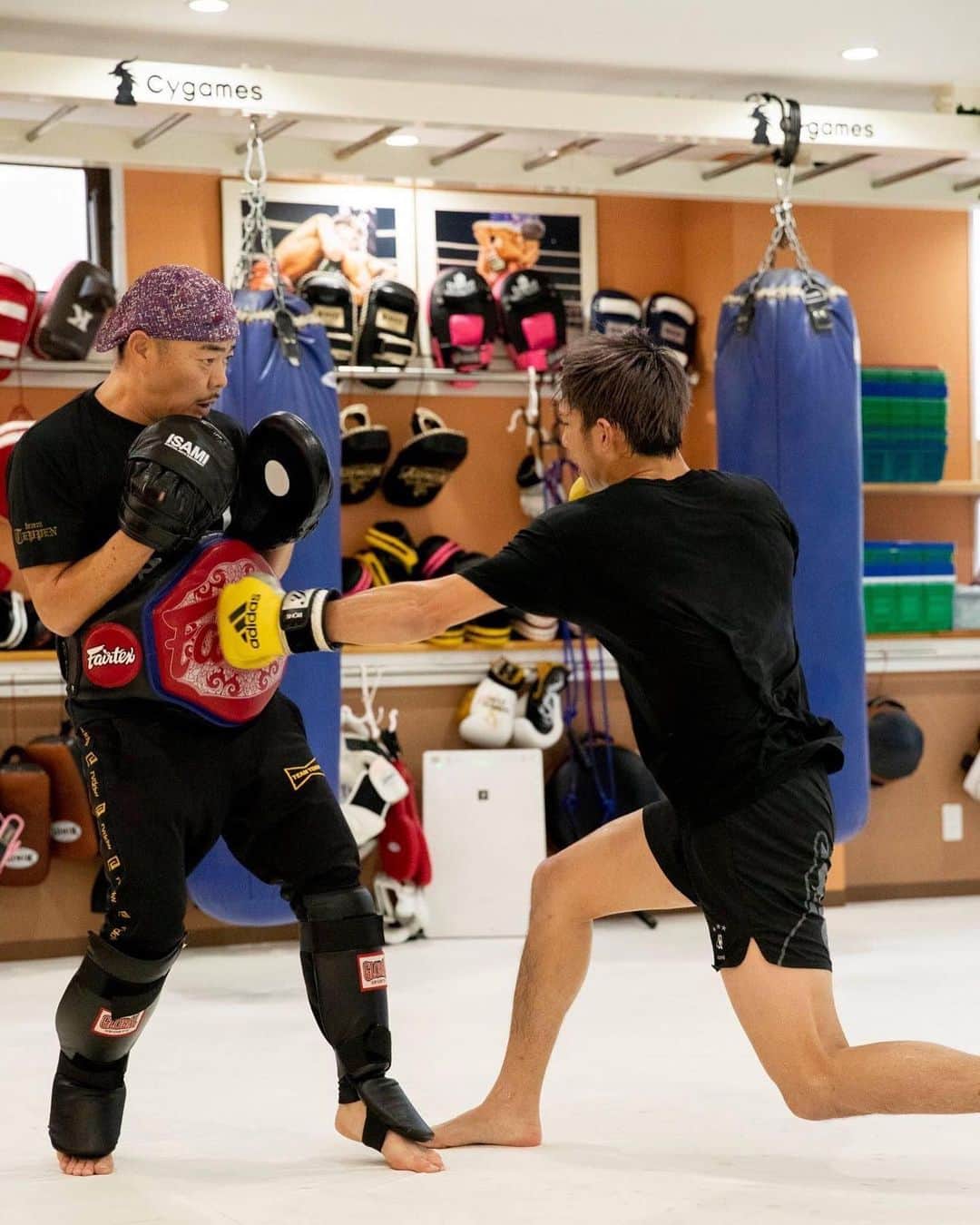 笠原友希さんのインスタグラム写真 - (笠原友希Instagram)「明日発売のfight&Lifeにて７月対戦した那須川天心選手とのガチスパー対談が5ページ記載されています！出稽古も行かせていただいて練習中天心くんと那須川代表がすごく細かく親切に教えてくれました！出稽古受け入れてくださった那須川代表、天心くん初めTEPEENジムの皆様本当にありがとうございました😊fight & Lifeの皆様ありがとうございました！ 他にも試合のことや今後のこといろんなこと対談しているので是非本屋さんなどでGETしてね✌️  #fightandlife #笠原友希 #那須川天心 #出稽古 #シュートボクシング #キックボクシング #shootboxing #kickboxing #キックボクシング #rise #リュウジンスポーツ #adidas #claudiopandiani」10月22日 22時41分 - shootyuuki