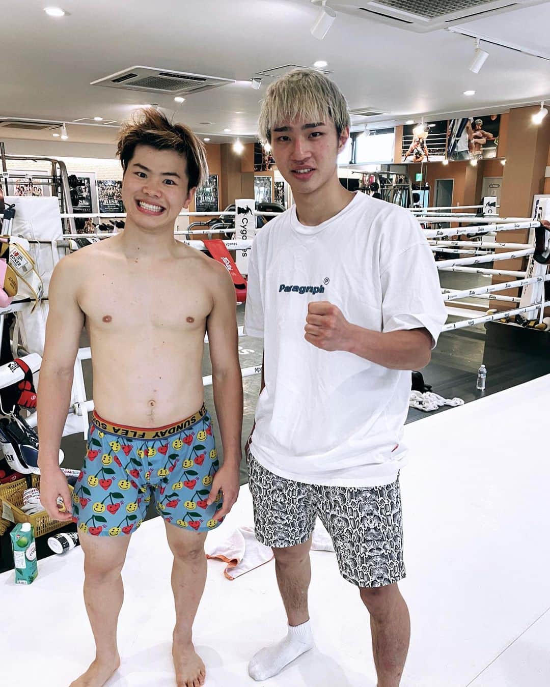笠原友希さんのインスタグラム写真 - (笠原友希Instagram)「明日発売のfight&Lifeにて７月対戦した那須川天心選手とのガチスパー対談が5ページ記載されています！出稽古も行かせていただいて練習中天心くんと那須川代表がすごく細かく親切に教えてくれました！出稽古受け入れてくださった那須川代表、天心くん初めTEPEENジムの皆様本当にありがとうございました😊fight & Lifeの皆様ありがとうございました！ 他にも試合のことや今後のこといろんなこと対談しているので是非本屋さんなどでGETしてね✌️  #fightandlife #笠原友希 #那須川天心 #出稽古 #シュートボクシング #キックボクシング #shootboxing #kickboxing #キックボクシング #rise #リュウジンスポーツ #adidas #claudiopandiani」10月22日 22時41分 - shootyuuki