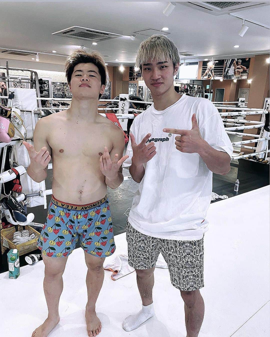 笠原友希さんのインスタグラム写真 - (笠原友希Instagram)「明日発売のfight&Lifeにて７月対戦した那須川天心選手とのガチスパー対談が5ページ記載されています！出稽古も行かせていただいて練習中天心くんと那須川代表がすごく細かく親切に教えてくれました！出稽古受け入れてくださった那須川代表、天心くん初めTEPEENジムの皆様本当にありがとうございました😊fight & Lifeの皆様ありがとうございました！ 他にも試合のことや今後のこといろんなこと対談しているので是非本屋さんなどでGETしてね✌️  #fightandlife #笠原友希 #那須川天心 #出稽古 #シュートボクシング #キックボクシング #shootboxing #kickboxing #キックボクシング #rise #リュウジンスポーツ #adidas #claudiopandiani」10月22日 22時41分 - shootyuuki
