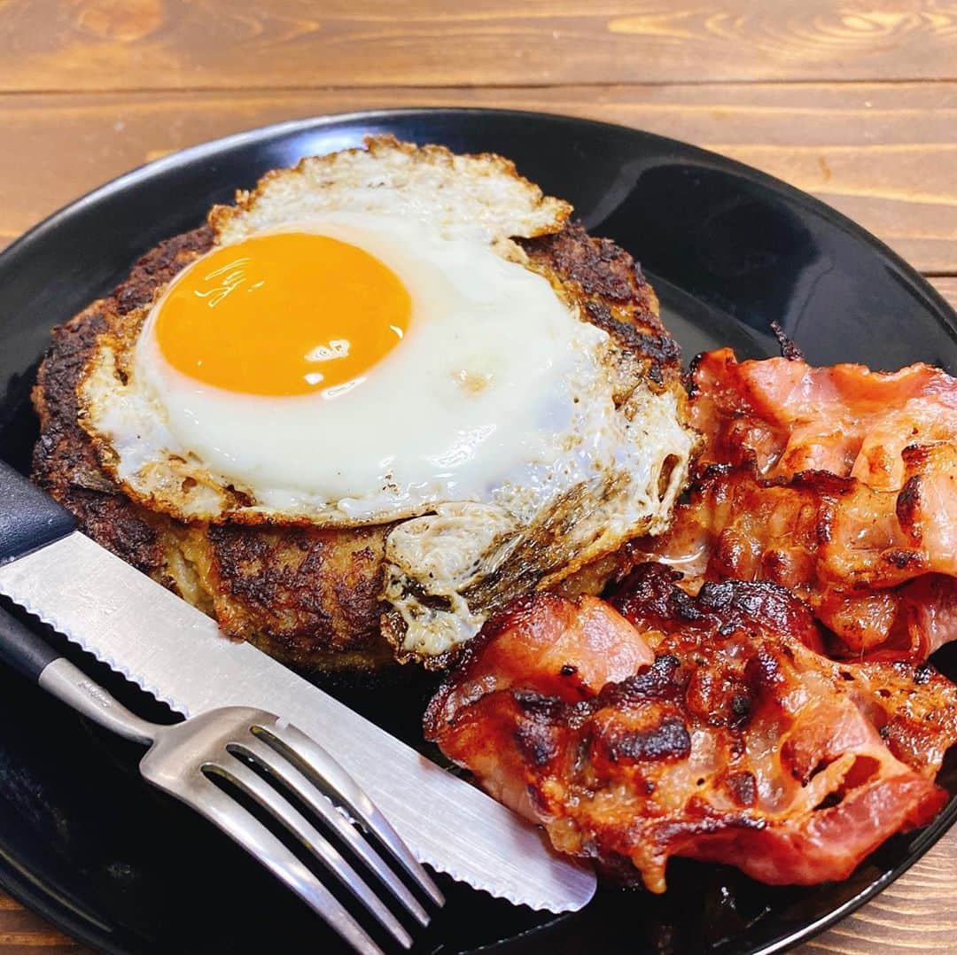 蛇足のインスタグラム：「シャリアピンソースを混ぜこんだ目玉焼きハンバーグだ。」