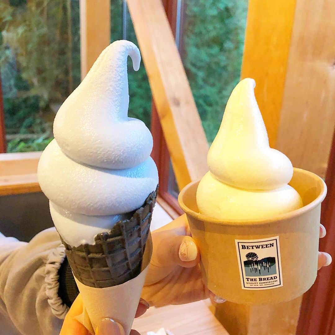 石野智子さんのインスタグラム写真 - (石野智子Instagram)「🍦💙  #ブルーポンドソフトクリーム   青色の秘密は スーパーフードの王様・#スピルリナ だそうです📝💎 ２枚目の写真、 美瑛の生乳ソフトと比べると青さがわかりやすい🤔  #BTB #美瑛 #青い池 #ソフトクリーム #bluepond #美瑛町 #スーパーフード #生乳ソフト #アイスタグラム #女子旅 #北海道グルメ #北海道 #今日ではないです！#private #throughback #tbt」10月22日 22時42分 - uhb_ishino