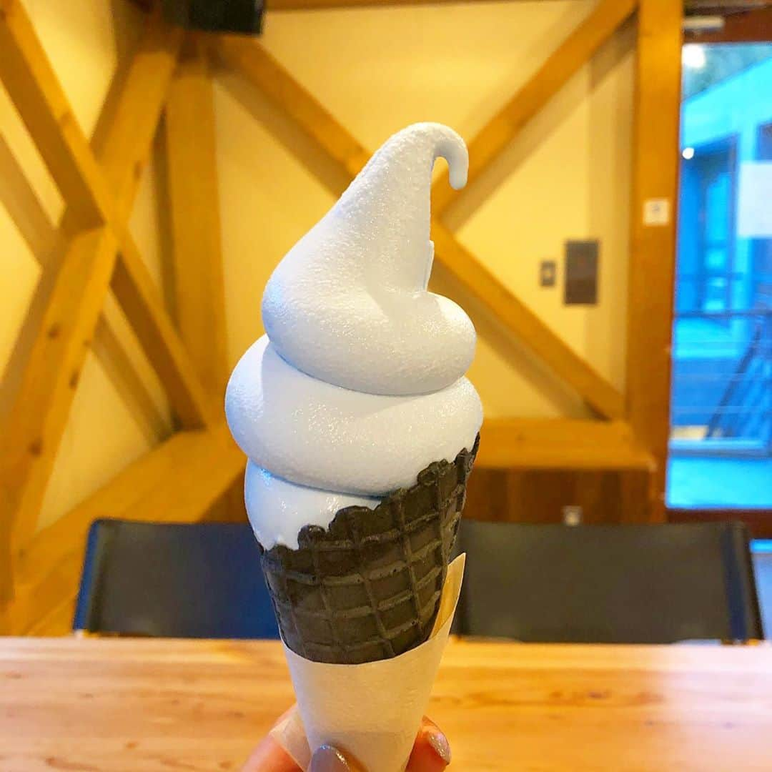 石野智子さんのインスタグラム写真 - (石野智子Instagram)「🍦💙  #ブルーポンドソフトクリーム   青色の秘密は スーパーフードの王様・#スピルリナ だそうです📝💎 ２枚目の写真、 美瑛の生乳ソフトと比べると青さがわかりやすい🤔  #BTB #美瑛 #青い池 #ソフトクリーム #bluepond #美瑛町 #スーパーフード #生乳ソフト #アイスタグラム #女子旅 #北海道グルメ #北海道 #今日ではないです！#private #throughback #tbt」10月22日 22時42分 - uhb_ishino