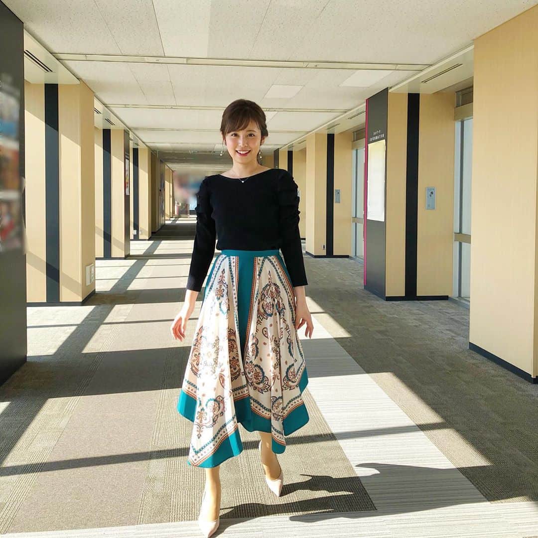 久慈暁子さんのインスタグラム写真 - (久慈暁子Instagram)「* 晴れの日は やっぱり気持ちがいい☀️ スカーフみたいなスカートを はきました🌈 * #衣装」10月22日 22時43分 - kuji_akiko