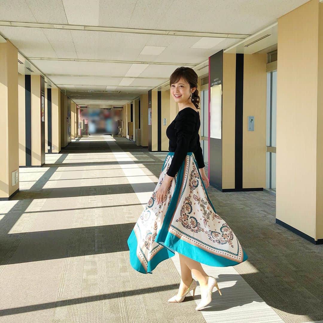 久慈暁子さんのインスタグラム写真 - (久慈暁子Instagram)「* 晴れの日は やっぱり気持ちがいい☀️ スカーフみたいなスカートを はきました🌈 * #衣装」10月22日 22時43分 - kuji_akiko