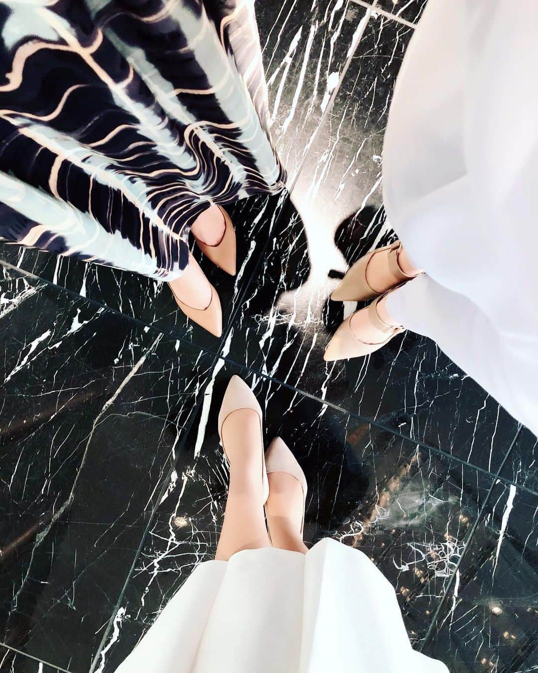 Manaさんのインスタグラム写真 - (ManaInstagram)「💠🕊💙 𝑯𝒐𝒕 𝒔𝒑𝒓𝒊𝒏𝒈 𝒕𝒓𝒊𝒑 𝒘𝒊𝒕𝒉 𝒎𝒚 𝒃𝒆𝒔𝒕 𝒇𝒓𝒊𝒆𝒏𝒅𝒔♨️ . 15年来の仲良し3人組で 温泉旅行へ行ってきました✨ . 2年前はバリ島、1年前はセブ島と 海外リゾート旅行を恒例行事と目標にして それぞれ仕事を頑張ることにしてるのですが . 今年は名古屋から１時間半のリゾートへ😊🏝💕 . 海沿いのとても素敵なホテルでした✨ . . 大好きな親友ちゃん達 いつもありがとう . . . Onepiece： #rene Bag：#hermes . #晴れ女 #快晴 #お出かけコーデ #ラグジュアリーホテル #リゾートホテル #エクシブ #蒲郡 #ベイコート #ラグーナベイコート倶楽部 #コーディネート #きれいめコーデ #ホワイトコーデ #上品コーデ #大人可愛いコーデ #ドレスアップ #birkin25 #coordinate #ootd #dress」10月22日 22時45分 - mana.tcy