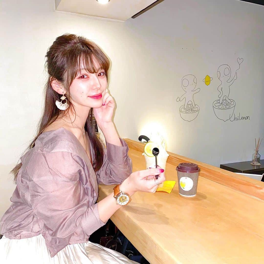 はるさんのインスタグラム写真 - (はるInstagram)「⑅∙˚﻿⋆﻿ ゆにレモン @uni_lemon ✔︎ごほーびゆに氷 お店自慢のクリームチーズ練乳とピンク岩塩をトッピングした レモンかき氷🍋🍧 今は季節限定でカボチャも出てたよ🎃 ✔︎ホットレモネード 今の季節にぴったり！ シナモンが効いてて香りもよかった♪ ✔︎自家製ゆにレモンサワー レモンピール漬け焼酎の自家製レモンサワー ベースのお酒は桜尾、六、翠から選べるよ！ ✔︎瀬戸内おつまみ3種 瀬戸内おとり寄せの美味しいおつまみ５種類のなかから ３種類をチョイス！ 🍋いりこせんべい 🍋かきせんべい 🍋ホルモン揚げ ☑︎焼きあなごブラックペッパー ☑︎かき醤油味付けのり * 10/12新発売！Miche Bloomin’ @michebloomin 新シリーズカラーコンタクト1DAY10枚入り アイリスグローシリーズのカフェノワール 👀✨ コンセプトは洗練された透明感のある瞳へ... 自分らしさにこだわった透明感のあるキレイの発見を 瞳の奥に一輪の花を宿したようなまばゆいきらめきへ 自分をもっと好きになる、毎日をもっと楽しく変える イノセントなビューティーコスメブランド❤︎ ハーフEYE、ナチュラルEYEに次ぐ待望のパールレンズが登場✨ Iris Glow 瞳の輝きを補正するニュアンスブラウンシリーズ🤎 わたしは今回カフェノワールを☕️ 知性と透明感が溢れる大人ブラウンでリッチな印象に💭 他にも5色あるからチェックしてみて！ 【レンズ直径（DIA）：14.0mm】 【着色直径：13.2mm】　 【ベースカーブ（BC）：8.7mm】 * @tu_hacci の取り外し可能カップ付きバックオープンキャミソール ストレッチ素材でフィット感抜群◎ M・Lの2サイズ展開！ トレンドの背中見せ、背中開きファッションとも 相性が良いUバックキャミソール！ 背中あきトップス、バーティードレスを着るとき 見た目の邪魔をせずすっきり着こなせるよ！ カップ付きだからブラを重ねて着ける必要が無いから日常使いはもちろん おうちでのリラックスタイムにも便利なインナー✨ アンダーにはぐるりと一周サポートゴムがついてるから 安定感のある着け心地❤︎ 生地には伸縮性があってアクティブな体の動きにも優しくフィット ネックラインをボディと同色のフラワーレースでトリミングしてて デコルテを華やかに見せてくれるデザインだよ🤎 * LOBOR @loborjapan の腕時計⌚️🤎 中の羅針盤がみえてとっても可愛いの💕 10%offクーポン 🎟 haruriw 2021年9月末まで使えるよ✩*ﾟ * * #tu_hacci #ツーハッチ #ruruガール #年中無休のサンタクロース #michebloomin #irisglow #ミッシュブルーミン #アイリスグロー #カラコン #1DAY #pr #culimコーデ #ゆにレモン #渋谷スイーツ #渋谷グルメ #渋谷カフェ #レモネード #立ち飲み #インスタ映え #瀬戸内レモン #pr #lobor #ロバー #腕時計 #時計 #手元倶楽部 #グルメ女子 #のむシリカレシピ #プレスビーフォトコン2020  #ラシカ秋カラー応援」10月22日 22時48分 - harurun1216