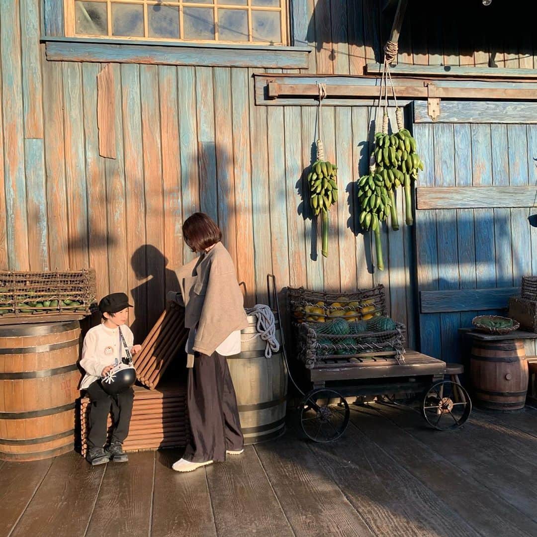 norikoのインスタグラム：「Tokyo DisneySea  たくさんのお祝いDMやコメントありがとうございます🥺✨せいのすけも喜んでます🙏✨✨ そうちゃんはー？と質問いただいたんですが、もちろん一緒に行きました！そうちゃん👶🏻は、マーメイドラグーンのところがお気に入りでした！イルカ🐬の像から離れなくて大変でした🤣そうちゃん、常に動いててブレブレで写真全然撮れないw」