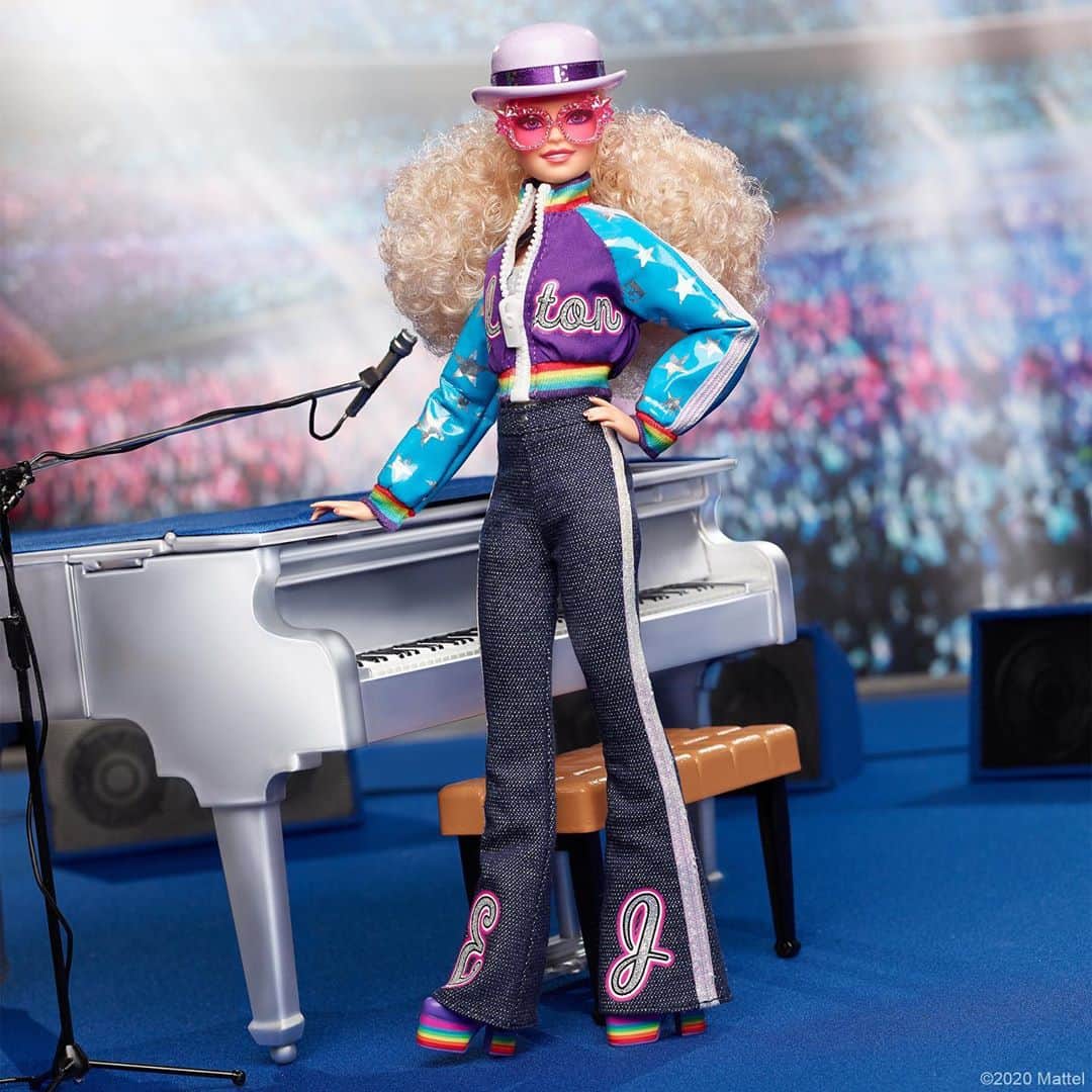 バービーさんのインスタグラム写真 - (バービーInstagram)「Paying tribute to the Rocket Man himself, @eltonjohn! The Elton John Barbie® doll celebrates rock ‘n’ roll royalty with glittery fashions, sparkling initials and vibrant rainbow details, shop now via link in bio! 🌈 #EltonJohnBarbie #barbie #barbiestyle⁠⠀」10月22日 23時01分 - barbiestyle