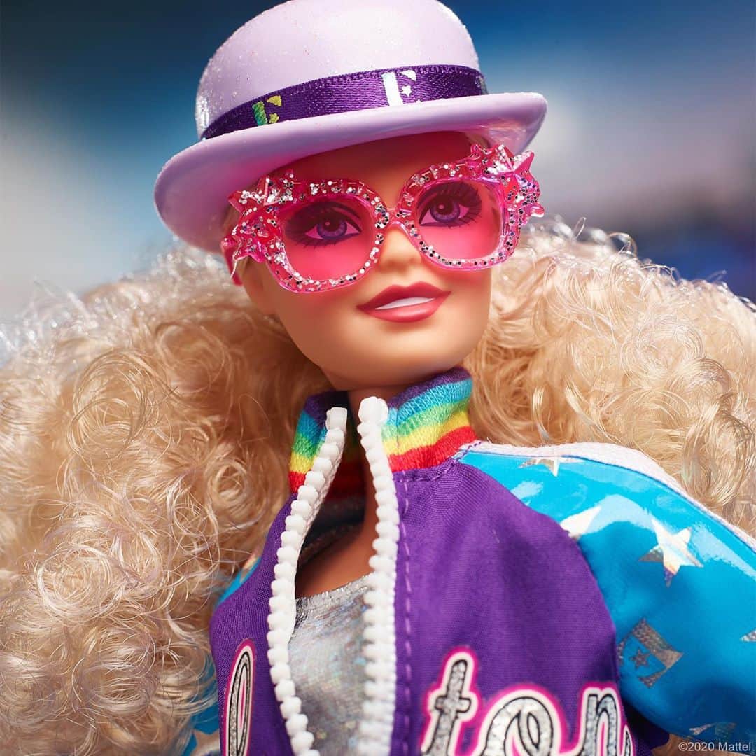 バービーさんのインスタグラム写真 - (バービーInstagram)「Paying tribute to the Rocket Man himself, @eltonjohn! The Elton John Barbie® doll celebrates rock ‘n’ roll royalty with glittery fashions, sparkling initials and vibrant rainbow details, shop now via link in bio! 🌈 #EltonJohnBarbie #barbie #barbiestyle⁠⠀」10月22日 23時01分 - barbiestyle