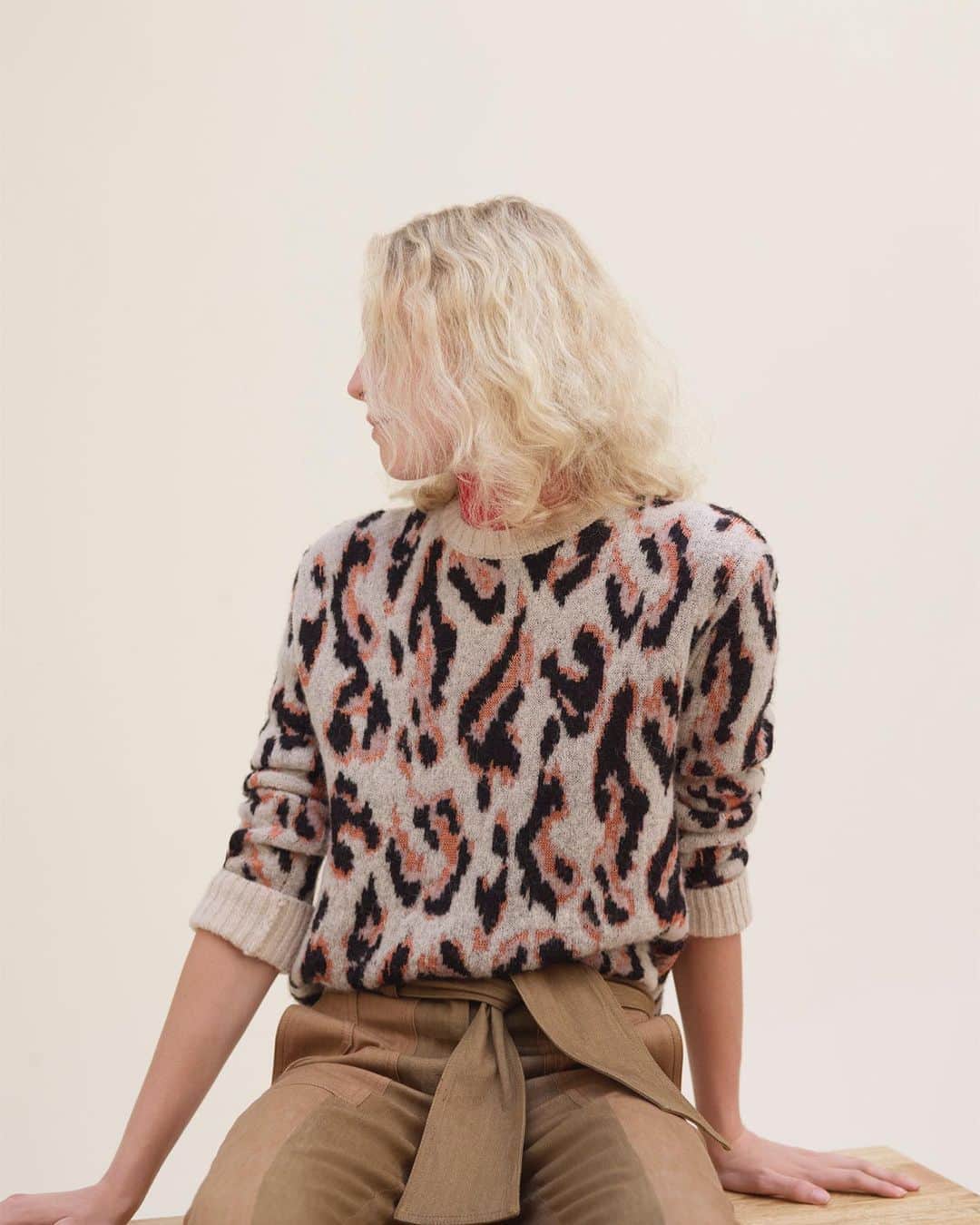 デレクラムのインスタグラム：「It’s the season of comfort and the cozy Evan sweater is a fall must-have.」