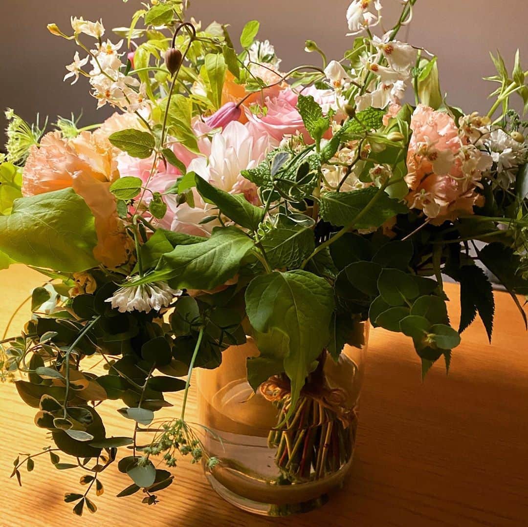 松本隆さんのインスタグラム写真 - (松本隆Instagram)「パリ、芦屋、南青山で花屋を展開してる谷口敦史くんが、花を持って来てくれた。」10月22日 22時57分 - takashi_matsumoto_official