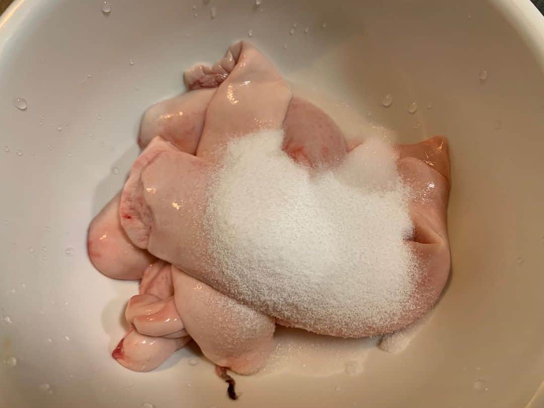 木曽大介さんのインスタグラム写真 - (木曽大介Instagram)「秋鮭の白子を下処理から。手間も時間も掛かるしグロいし臭うし手触りも微妙だけどとてつもない充実感。白子と味噌を和えて味噌汁の具にする白子汁。大変な美味。」10月22日 22時57分 - kisotaro
