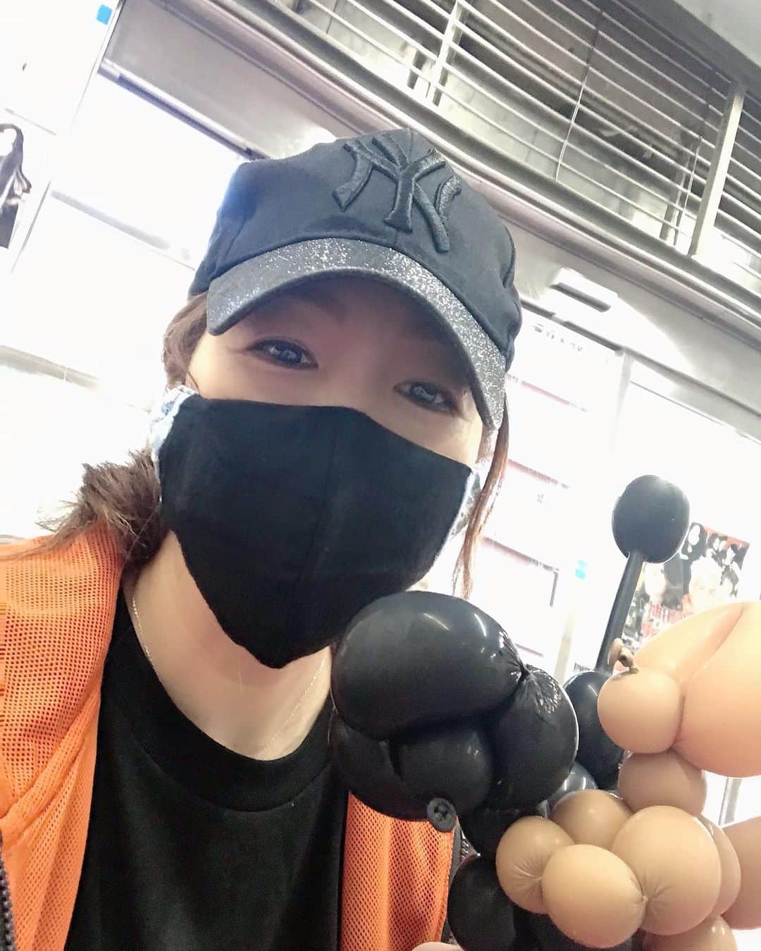 井上貴子さんのインスタグラム写真 - (井上貴子Instagram)「大切な命。 紅緒と柊音は 大切な大切なムスメたち。  感動する気持ちとか 尊敬する気持ちとか  どんな風になっているのか よくわからないけど 色んなことを体験させてあげたいと いう思いは常にある。  今日は 池袋のあまり行かない西口の方へ お散歩に行き、新しい野外劇場的なところでコーヒータイムにしたんだけど…  なんと！ 舞台の人達が通し稽古みたいなことしてて… 野外なのに凄く声が通るし噛まないし… 紅緒も柊音も釘付け（笑）  しばらく観させて頂いた。  舞台俳優さんたちの パワーと 真剣な緊張感^ ^  アタシも改めて 気が引き締まりました。  そして2枚目は 風船でパパパーっと 紅緒と柊音を作っちゃう LLPW-Xのスタッフ^ ^  サイコー。  そしてそして アタシのライフワークに いつも付き合ってくれる…  付き合わせている…  （笑）  ありがとう^ ^ 色んな気持ち… ありがとう^ ^  Happyで^ ^  コロナ禍に携わる 全てのお仕事の皆様。  心から 感謝しています。  引き続き油断せず お気をつけて お過ごし下さいませ。  #井上貴子  #LLPWX #女子プロレス #紅緒と柊音 #トイプードル #イチナナ動画配信25日20時 #TikTokはじめてみた #Twitterも見てね #舞台俳優すげー #池袋西口野外劇場 #スタッフの作る風船アート #ライフワーク #色んな気持ちありがとう #感謝 #STOPCOVID19」10月22日 22時58分 - takaco_inoue