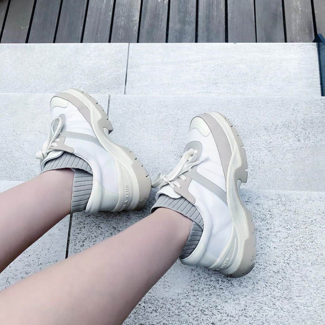 ゆきりぬさんのインスタグラム写真 - (ゆきりぬInstagram)「最近気に入ってる靴とその靴を履いて食べにいったおうどん。 @charleskeith_jp のスニーカーだよん。 めっちゃ履きやすいしデザイン可愛くてヘビロテしてる。 . . うどんは @menchirashi_one ってところ！ @muni_gurume_japan ってアカウントで紹介されてて美味しそうで行ってみたんだ〜 . . #原宿 #表参道 #charlesandkeith #表参道ランチ #うどん」10月22日 22時58分 - yukirin_u