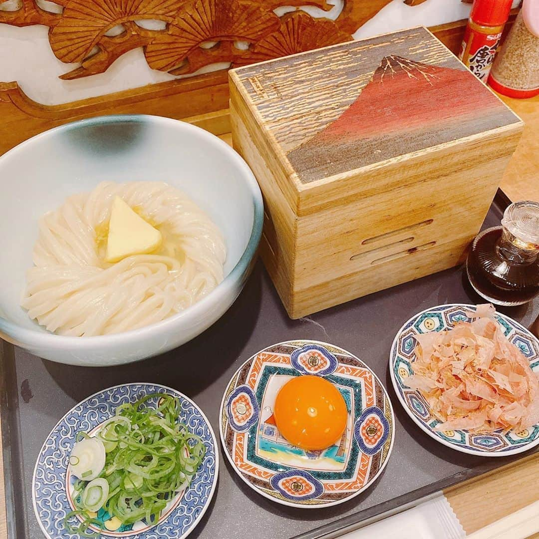 ゆきりぬさんのインスタグラム写真 - (ゆきりぬInstagram)「最近気に入ってる靴とその靴を履いて食べにいったおうどん。 @charleskeith_jp のスニーカーだよん。 めっちゃ履きやすいしデザイン可愛くてヘビロテしてる。 . . うどんは @menchirashi_one ってところ！ @muni_gurume_japan ってアカウントで紹介されてて美味しそうで行ってみたんだ〜 . . #原宿 #表参道 #charlesandkeith #表参道ランチ #うどん」10月22日 22時58分 - yukirin_u