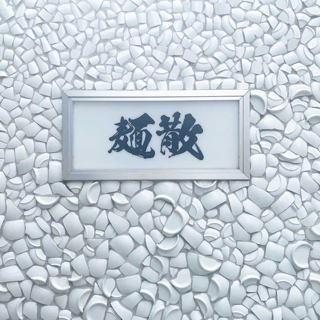 ゆきりぬさんのインスタグラム写真 - (ゆきりぬInstagram)「最近気に入ってる靴とその靴を履いて食べにいったおうどん。 @charleskeith_jp のスニーカーだよん。 めっちゃ履きやすいしデザイン可愛くてヘビロテしてる。 . . うどんは @menchirashi_one ってところ！ @muni_gurume_japan ってアカウントで紹介されてて美味しそうで行ってみたんだ〜 . . #原宿 #表参道 #charlesandkeith #表参道ランチ #うどん」10月22日 22時58分 - yukirin_u