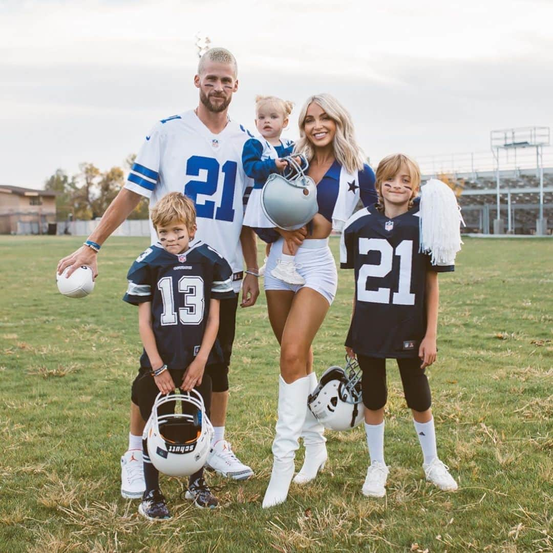 Cara Van Brocklinさんのインスタグラム写真 - (Cara Van BrocklinInstagram)「VB Halloween 2020! The boys had their hearts set on us all being Dallas Cowboys players and cheerleaders so we had to make it happen! I don’t think they’ve ever been this happy to take family pics...even though you can’t tell because of their “mean” faces haha! They were fully committed to staying in character 🤣! Happy almost Halloween y’all!!」10月22日 22時58分 - caraloren