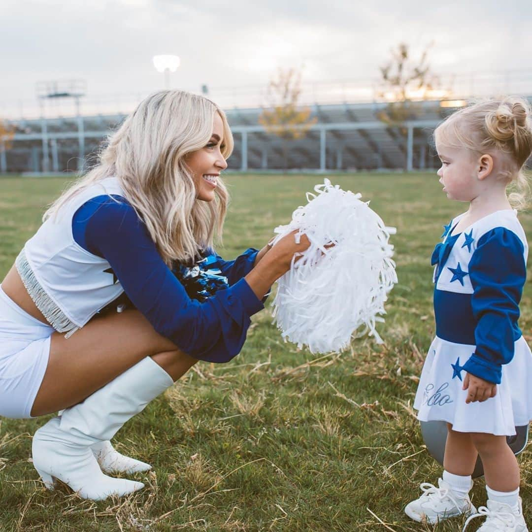 Cara Van Brocklinさんのインスタグラム写真 - (Cara Van BrocklinInstagram)「VB Halloween 2020! The boys had their hearts set on us all being Dallas Cowboys players and cheerleaders so we had to make it happen! I don’t think they’ve ever been this happy to take family pics...even though you can’t tell because of their “mean” faces haha! They were fully committed to staying in character 🤣! Happy almost Halloween y’all!!」10月22日 22時58分 - caraloren