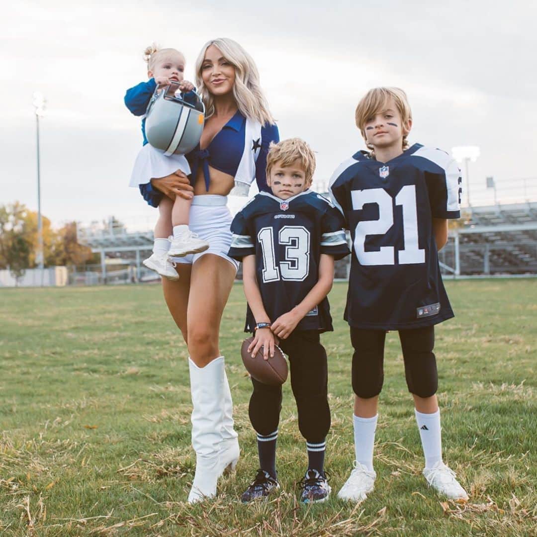 Cara Van Brocklinさんのインスタグラム写真 - (Cara Van BrocklinInstagram)「VB Halloween 2020! The boys had their hearts set on us all being Dallas Cowboys players and cheerleaders so we had to make it happen! I don’t think they’ve ever been this happy to take family pics...even though you can’t tell because of their “mean” faces haha! They were fully committed to staying in character 🤣! Happy almost Halloween y’all!!」10月22日 22時58分 - caraloren