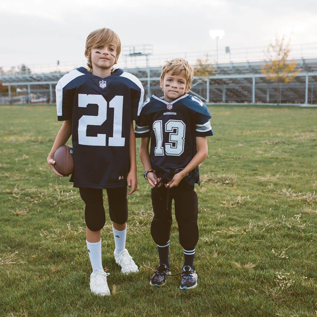 Cara Van Brocklinさんのインスタグラム写真 - (Cara Van BrocklinInstagram)「VB Halloween 2020! The boys had their hearts set on us all being Dallas Cowboys players and cheerleaders so we had to make it happen! I don’t think they’ve ever been this happy to take family pics...even though you can’t tell because of their “mean” faces haha! They were fully committed to staying in character 🤣! Happy almost Halloween y’all!!」10月22日 22時58分 - caraloren