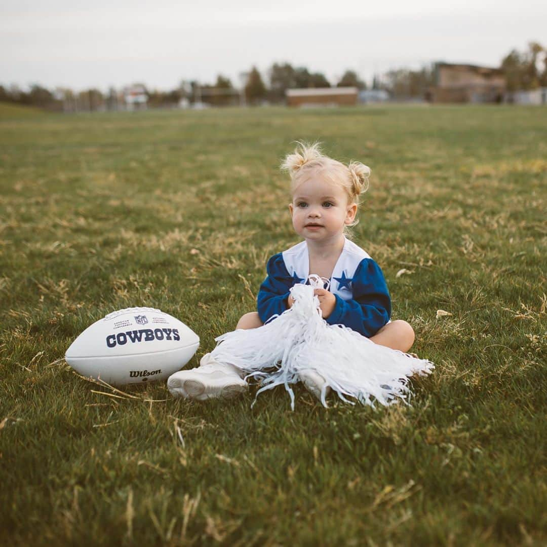 Cara Van Brocklinさんのインスタグラム写真 - (Cara Van BrocklinInstagram)「VB Halloween 2020! The boys had their hearts set on us all being Dallas Cowboys players and cheerleaders so we had to make it happen! I don’t think they’ve ever been this happy to take family pics...even though you can’t tell because of their “mean” faces haha! They were fully committed to staying in character 🤣! Happy almost Halloween y’all!!」10月22日 22時58分 - caraloren