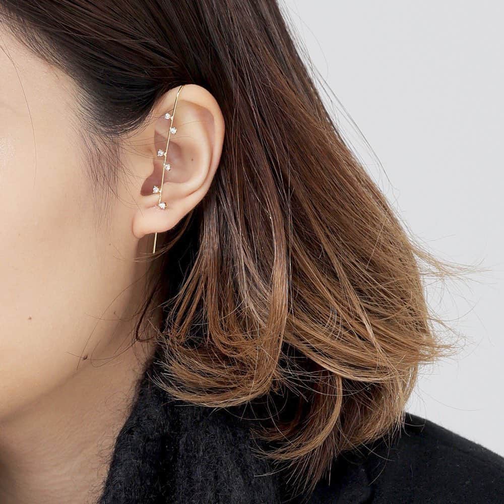 タピエスタイルさんのインスタグラム写真 - (タピエスタイルInstagram)「2020年10月28日（水）～11月10日（火）﻿ アート＆アクセサリーショップ「タピエスタイル」が﻿ 2週間限定で大阪 LUCUA1100 4Fのザ・ステージに登場。﻿ ﻿ 冬の新作アクセサリーをはじめ、﻿ 人気のイヤーカフが集まる特集コーナーや、﻿ 北海道函館から届いたボタニカルキャンドルなど、﻿ ギフトにもぴったりな作品も多数登場致します。﻿ 日替わりで在廊する作家が直々に冬の着こなしのお見立てのお手伝いを致します。﻿ ﻿ ゆったりとした空間をご用意してお待ちしております。﻿ ﻿ ※最後の写真は9月開催時の様子です﻿ ーーーーーーー﻿ アクセサリーと暮らしの芸術展﻿ 会期：2020年10月28日（水）～11月10日（火）﻿ 時間：10:30〜20:30﻿ 場所：大阪 LUCUA1100 4F イセタンクローゼット ザ・ステージ﻿ (同フロアにタピエスタイル直営店がございますが、エスカレーター正面の別の会場になります)﻿ アクセス　https://www.lucua.jp/access/﻿ JR「大阪駅」中央口から徒歩約1分/大阪メトロ御堂筋線「梅田駅」北改札口から徒歩約2分﻿ ﻿ #タピエスタイル﻿ #tapiestyle #ルクアイーレ #lucua1100 #イセタンクローゼット #isetancloset #ハンドメイドアクセサリー #イヤーカフ #ボタニカルキャンドル #ハンドメイドピアス #ハンドメイドイヤリング」10月22日 22時58分 - tapiestyle