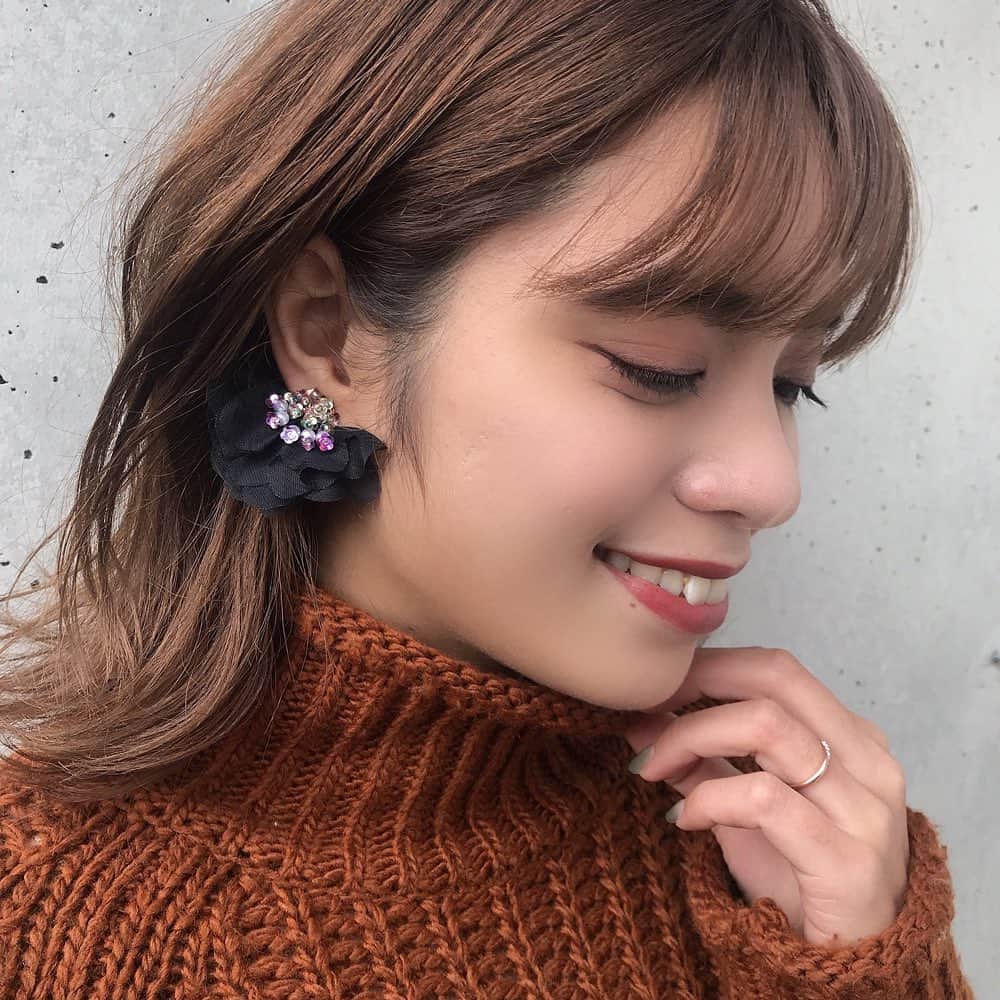 タピエスタイルさんのインスタグラム写真 - (タピエスタイルInstagram)「2020年10月28日（水）～11月10日（火）﻿ アート＆アクセサリーショップ「タピエスタイル」が﻿ 2週間限定で大阪 LUCUA1100 4Fのザ・ステージに登場。﻿ ﻿ 冬の新作アクセサリーをはじめ、﻿ 人気のイヤーカフが集まる特集コーナーや、﻿ 北海道函館から届いたボタニカルキャンドルなど、﻿ ギフトにもぴったりな作品も多数登場致します。﻿ 日替わりで在廊する作家が直々に冬の着こなしのお見立てのお手伝いを致します。﻿ ﻿ ゆったりとした空間をご用意してお待ちしております。﻿ ﻿ ※最後の写真は9月開催時の様子です﻿ ーーーーーーー﻿ アクセサリーと暮らしの芸術展﻿ 会期：2020年10月28日（水）～11月10日（火）﻿ 時間：10:30〜20:30﻿ 場所：大阪 LUCUA1100 4F イセタンクローゼット ザ・ステージ﻿ (同フロアにタピエスタイル直営店がございますが、エスカレーター正面の別の会場になります)﻿ アクセス　https://www.lucua.jp/access/﻿ JR「大阪駅」中央口から徒歩約1分/大阪メトロ御堂筋線「梅田駅」北改札口から徒歩約2分﻿ ﻿ #タピエスタイル﻿ #tapiestyle #ルクアイーレ #lucua1100 #イセタンクローゼット #isetancloset #ハンドメイドアクセサリー #イヤーカフ #ボタニカルキャンドル #ハンドメイドピアス #ハンドメイドイヤリング」10月22日 22時58分 - tapiestyle