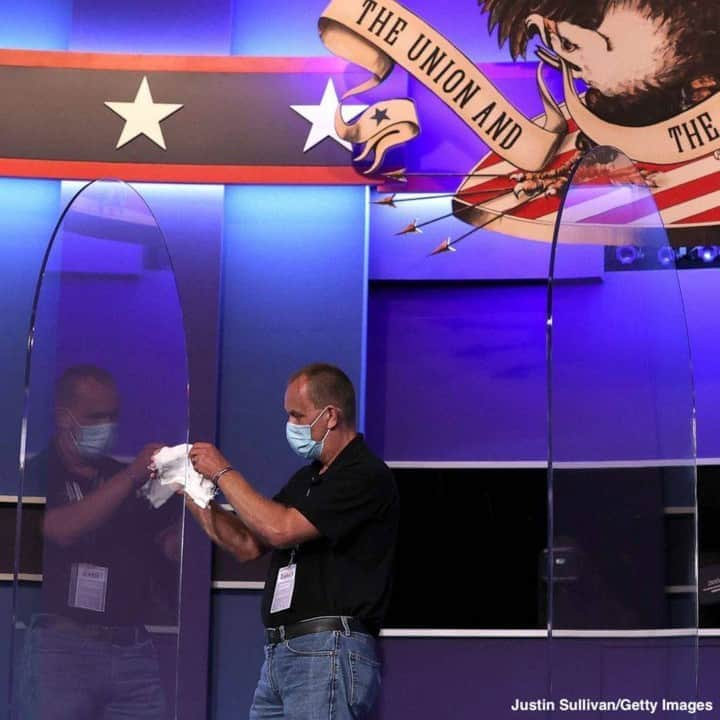 ABC Newsさんのインスタグラム写真 - (ABC NewsInstagram)「A worker cleans newly installed plexiglass shields on the debate stage ahead of the presidential debate at Belmont University. Pres. Trump refused to participate in a previously scheduled second debate when it was moved to a virtual format following his COVID-19 diagnosis. #debate #politics #donaldtrump #joebiden #covid」10月22日 22時59分 - abcnews