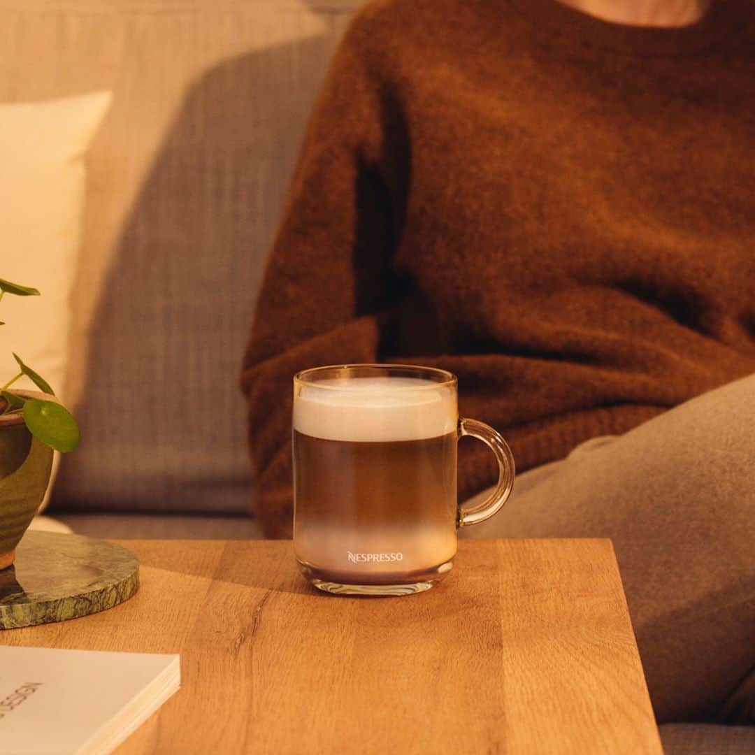 Nespressoさんのインスタグラム写真 - (NespressoInstagram)「Choose your capsule, find your spot, and settle in.   Is there anything more gratifying than a cozy autumn moment with a warm coffee in-hand?  📷: @studiocnp  #Nespresso #Nespressomoments #Vertuo」10月22日 23時00分 - nespresso