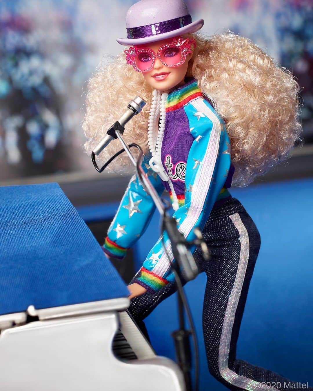 バービーさんのインスタグラム写真 - (バービーInstagram)「Pop Star. Icon. Rocket Man. 🎤✨ #Barbie pays tribute to the legendary @EltonJohn’s extraordinary career, in celebration of 45 years since his decade-defining performance at Dodger Stadium in Los Angeles.」10月22日 23時00分 - barbie