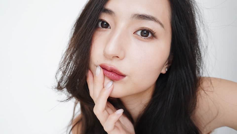 山賀琴子さんのインスタグラム写真 - (山賀琴子Instagram)「唇の色変えただけ💋 どっちが好き？」10月22日 23時09分 - kotokoyamaga