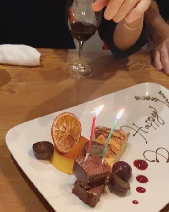 MIHOのインスタグラム：「【みんなのHappy  Birthday】  27.Allenのホームページやいつもお世話になっているみんなとゴハン☺︎  Happy Birthday  コロナで会えないから、みんなのお誕生日にして、ここに集ったみんながそれぞれお願い事してロウソクをフーしました☺︎  昔からロウソクのフーって大好き☺︎  A candle loses none of its brightness by lightning another candle.🕯✨   ロウソクの明かりは、誰かに分け与えても明るさは変わることない  実際に接しているみんなや これを読んでくれてるみんな  すべての人が心身共に健やかで、日々の小さな喜びを見つけられるよう  幸せでありますように  みんながそれぞれのタイミングで 心から幸せになって 思いやりをオスソワケし合えば もっと優しい世界になる  晴れの日も曇りの日も雨の日だってある  私は大切な人の為に、優しく強く賢くなりたい  ⚠️賢くがとうとう追加されました😹  みんな、いつもありがとう  ﻿ #27allen﻿ #happybirthdayeveryone  #ヴァンセットアレン ﻿ #27 ﻿ #数字 は ﻿ #理想 や ﻿ #直感 を表します ﻿ #モデル﻿ #みほ﻿ #クリスマス﻿準備中 #apricity #prayfortheworld #米ちゃんはまた今度参加してね☺︎」