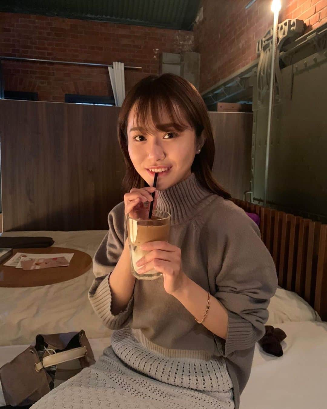 渡邊麻衣さんのインスタグラム写真 - (渡邊麻衣Instagram)「今日はお友達に撮影してもらって、その途中でchano-ma cafeに行ってきました☕️  mysta、固定ツイートのRTを今日の23:59まで競っています。ご協力よろしくお願いいたします。  本日も投票よろしくお願いいたします🤍  #明学ミスコン2020 #ミスコン #chanomacafe #赤レンガ #みなとみらい」10月22日 23時06分 - mai_watanabe3