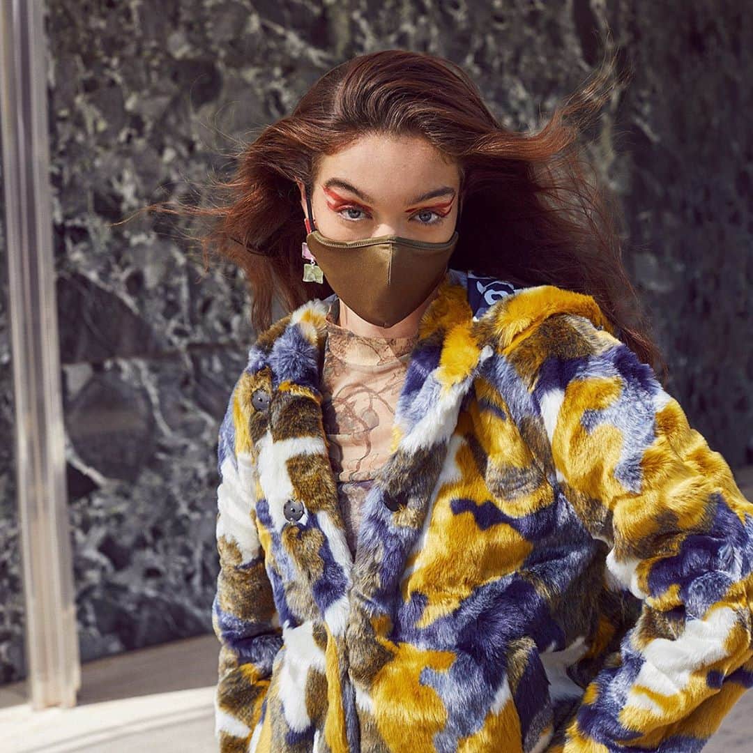 デシグアルのインスタグラム：「Camouflage yourself from the cold in the middle of the urban jungle?  Touch to add warmth. Wear to add fun. And let yourself be cuddled #laPuppetJacket」