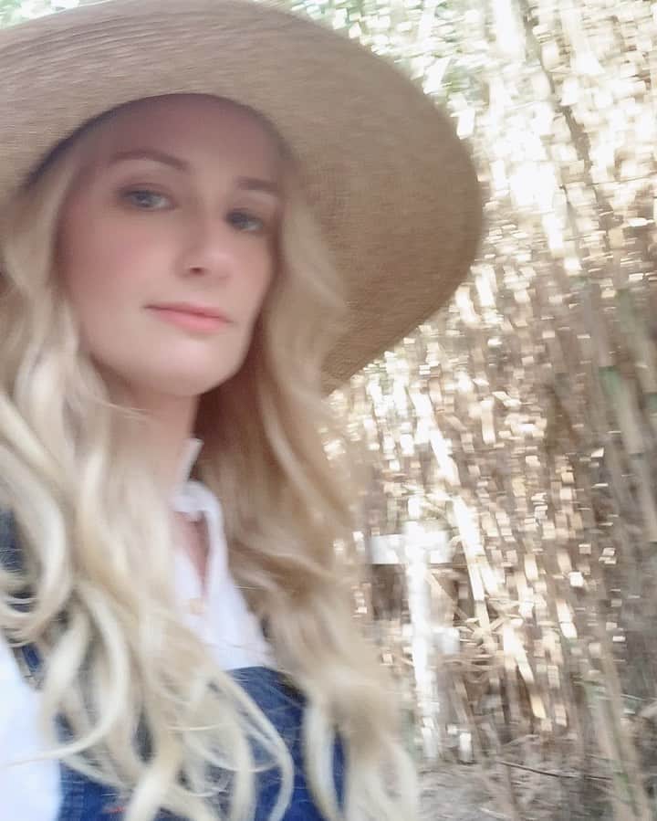 ベス・ベアーズのインスタグラム：「Feelin like a reaaal cowgirl in my new @christydawn overalls. Never taking these off」