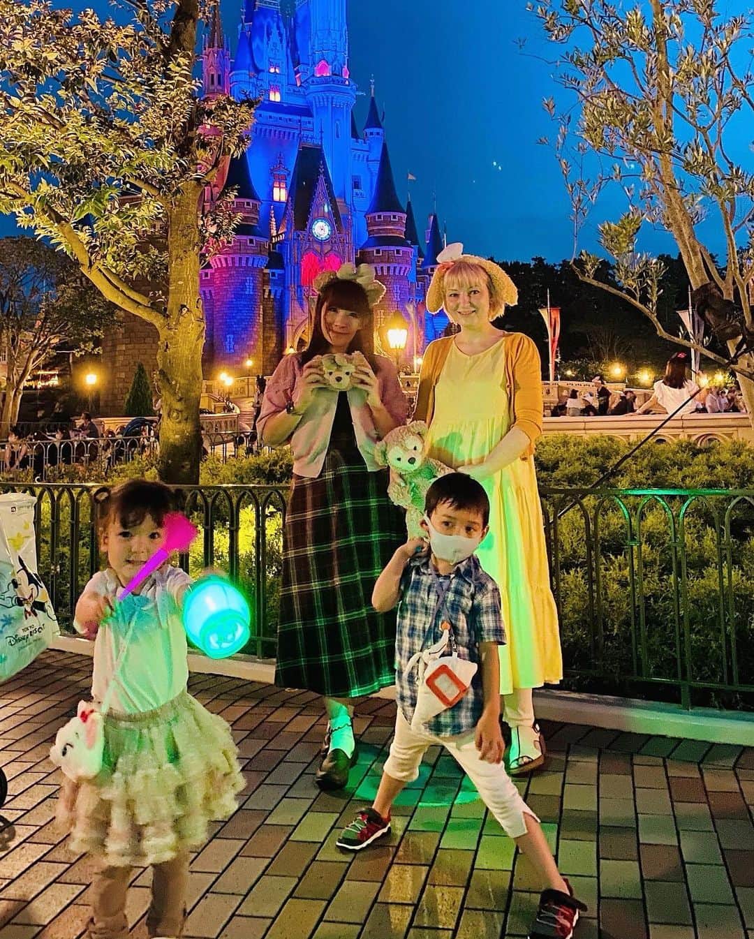 のインスタグラム：「とある夏の日😌✨ 愛歌ちゃんたちと大好きなディズニーランドへ💕　@aika0x0   @disneycoordinate  #ディズニーランド #ディズニー年パス #ディズニーリゾート #ディズニー好きな人と繋がりたい  #disneyland #disney #tokyodisneyland #ベビフル #親バカ部 #ママリ #ハーフキッズ」